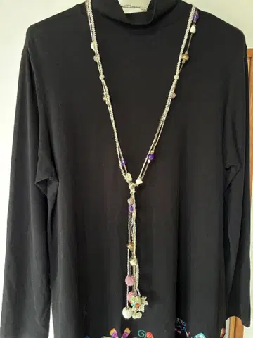장식적인 롱 목걸이 멀티컬러와 블랙