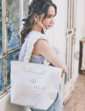 Maison de FLEUR 브랜드 로고 프릴 핸들 토트 M 화이트