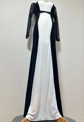 블랙과 화이트의 긴팔 롱 원피스