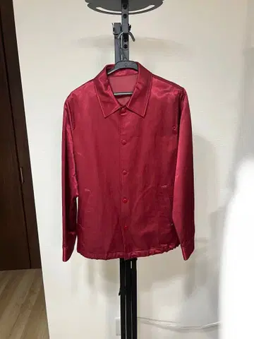 빨간색 새틴 자켓