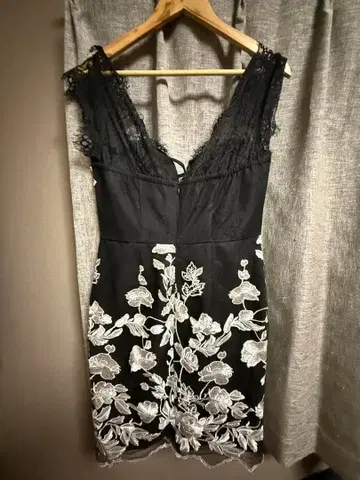 자수 장식 블랙 드레스 V넥