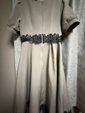 베이지 플레어 드레스 블랙 레이스 장식