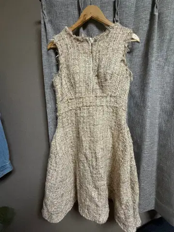 베이지 트위드 슬리브리스 드레스