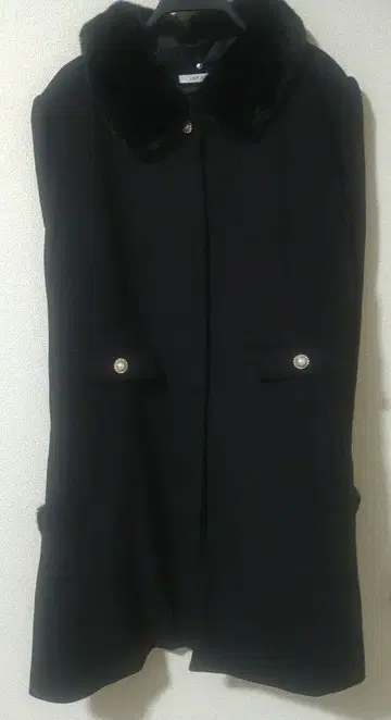 퍼 카라 부착 블랙 플레어 롱 코트