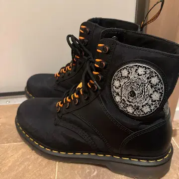 닥터마틴 조각가 킹 나드와 콜라보 8홀