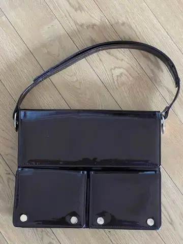 블랙 패턴트 레더 숄더백