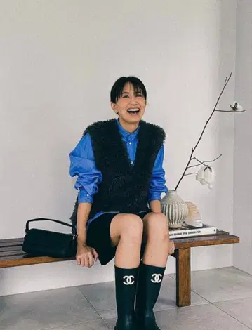 미스 로에 퍼 베스트 히가시하라 아키 착용