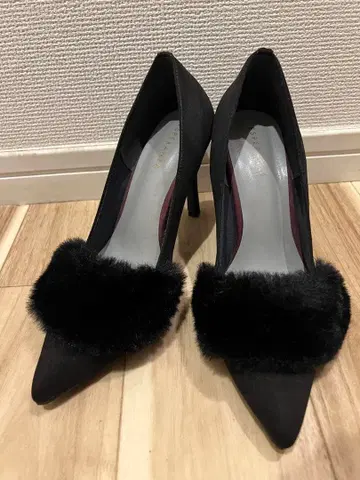 퍼가 달린 블랙 하이힐