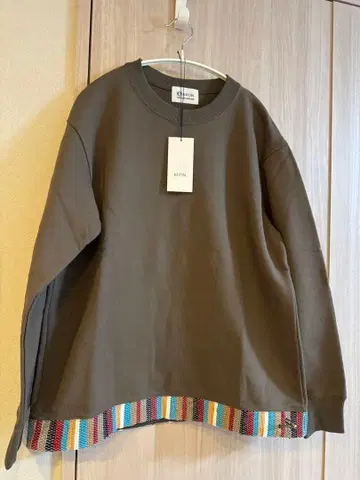 KUON 삭금 쭈리 크루넥 맨투맨