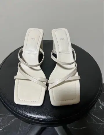 ZARA 화이트 스트랩 샌들 38