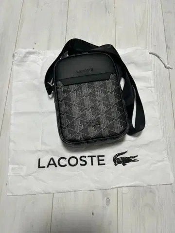 LACOSTE 기하학 패턴 바디백