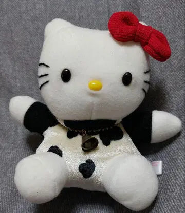 헬로키티 소 패턴 봉제 인형 스트랩 포함
