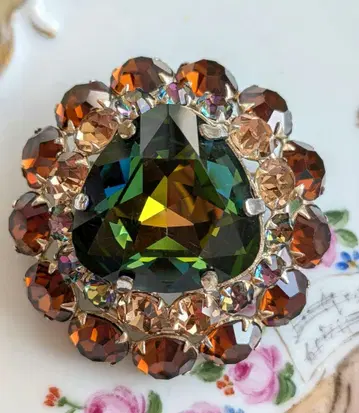 다크 미스테크 컬러 크리스탈 삼각형 앰버 컬러 비쥬 브로치