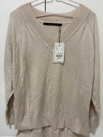 [택 포함 새상품] YECCAVECCA V넥 밑단 슬릿 니트