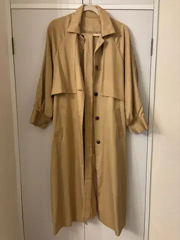 베이지 트렌치코트 벌룬 슬리브