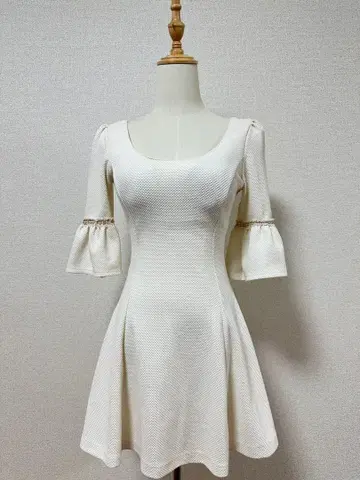 화이트 플레어 슬리브 미니 원피스