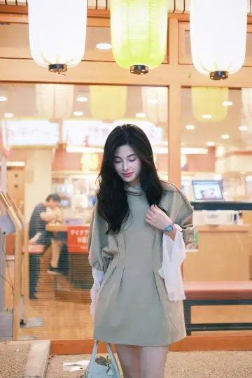 Eaphi 베이지 하이넥 미니 원피스