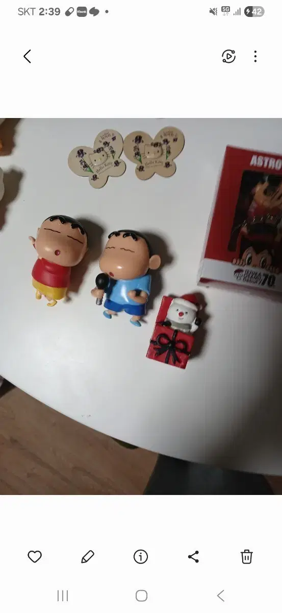 New product. Includes 2 Crayon Shin-chan figures and a snowman figure.