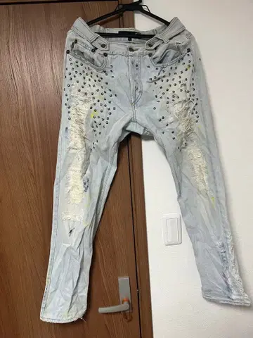 더 이상 가격 인하 불가 JustCavalli 데미지 페인트 스터드 데님