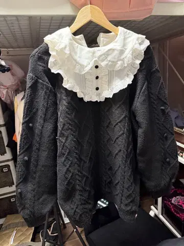 프릴 카라 부착 다크 그레이 케이블 니트