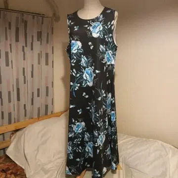 블랙 블루 꽃무늬 슬리브리스 무릎 기장 원피스