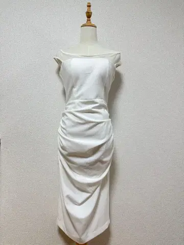 오프숄더 드레이프 화이트 드레스