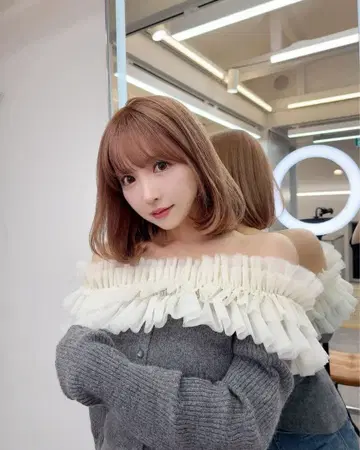 미스트레아스 프릴리 오프 숄더 니트 탑