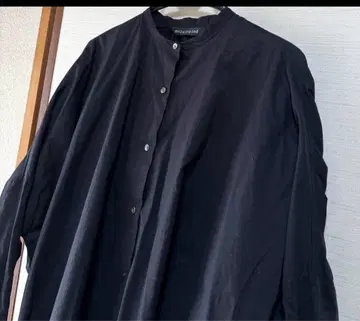 mizuiroind 블랙 루즈핏 밴드 카라 광택 버튼 블라우스 셔츠