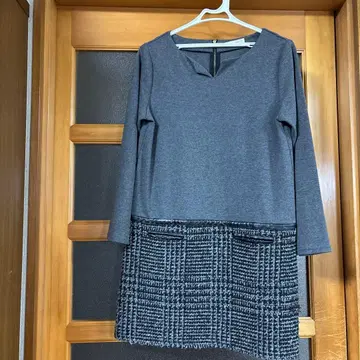 associer 그레이 니트와 트위드 무릎 기장 원피스