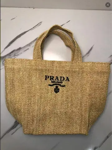 베이지 편직 토트백 로고 악센트 내추럴 디자인