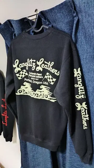 랭글리츠 레더스 블랙 맨투맨