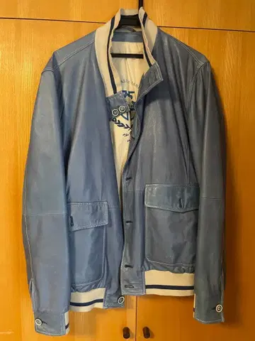 파랑 가죽 자켓