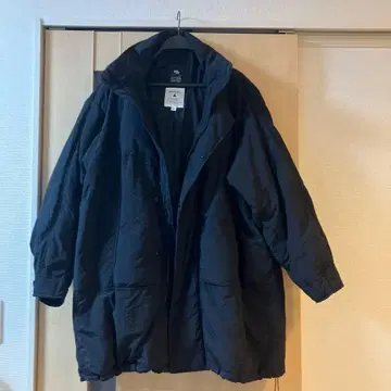 후드 부착 블랙 다운 자켓