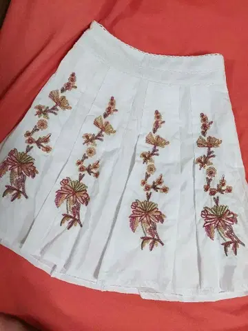 하모니카 화이트 꽃무늬 자수 플레어 스커트