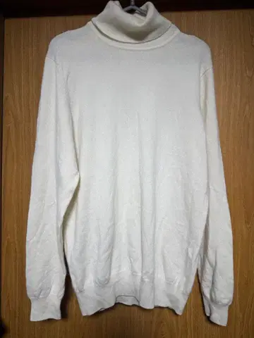 유니클로 캐시미어 화이트 터틀넥 스웨터