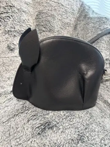 L. 엘르 도트 토끼 가죽 숄더백