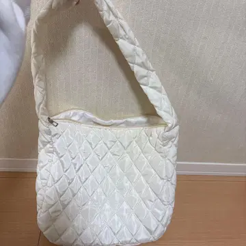 화이트 퀼팅 숄더백