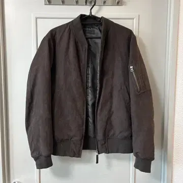 MA-1 스타일 블랙 자켓 UNIQLO