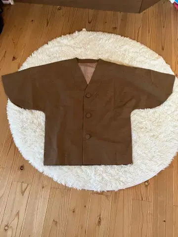 브라운 버튼 달린 겉옷