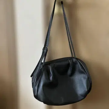 ear 블랙 가죽 핸드백