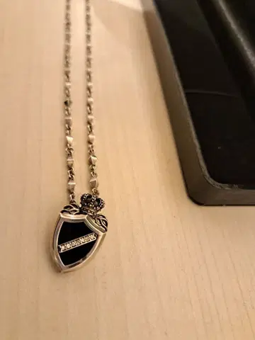 저스틴 데이비스 쉴드 펜던트 탑