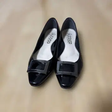 블랙 에나멜 플랫슈즈