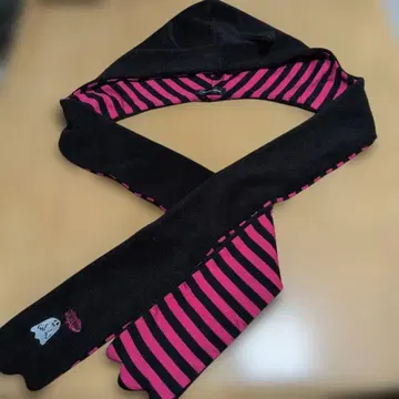 PEACENOW 후드 부착 블랙과 핑크 스트라이프 머플러