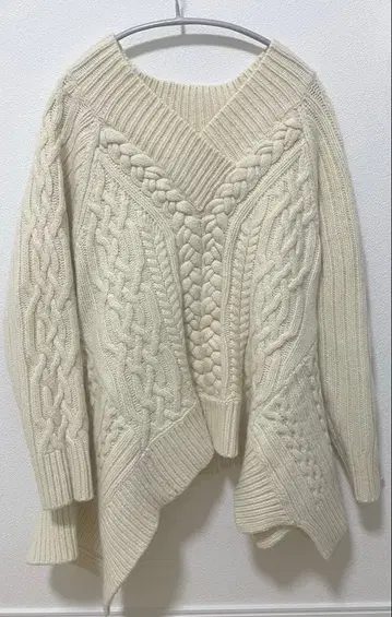 미사용, 새상품급 JILLSTUART 아이보리 케이블 니트 스웨터