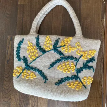 자수 꽃무늬 베이지 압축 울 핸드백