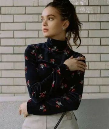 마메쿠로구치 Floral Velour Jacquard 하이넥 네이비