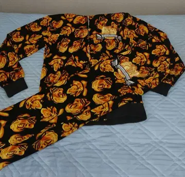 블랙 베이스에 옐로우 컬러 장미 무늬 저지 세트