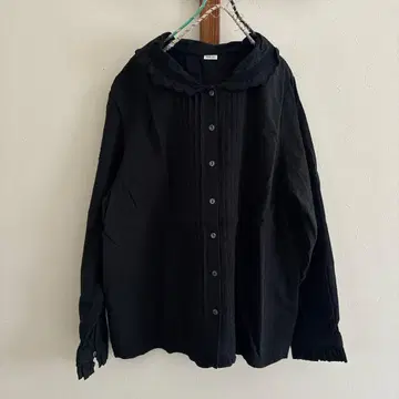 PAR ICI 파리시 핀턱 레이스 블라우스 블랙