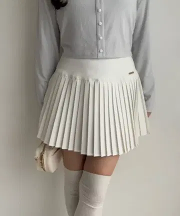 NICE CLAUP 플레이트 부착 플리츠 미니 스커트 화이트 새상품급