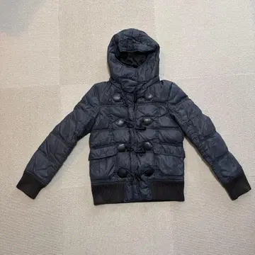 다크 그레이 후드 부착 다운 자켓